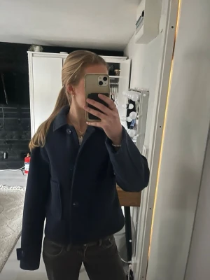 Mörkblå ulljacka med knappar - Fin mörkblå vårjacka i nytt skicka, säljer pga fel storlek💗