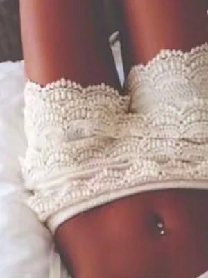 Vita virkade spets-shorts - Säljer ett par vita virkade shorts med bred resår i midjan och vacker spetsdetalj över hela plagget. De har en snygg passform och är perfekta för sommarens varma dagar. Supersnygga till både crop tops och linnen! Passar xs-M