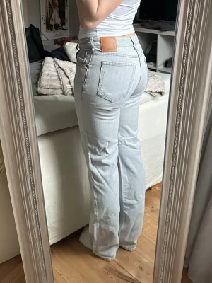 Low Waist jeans bikbok - Säljer dessa jättesnygga lågmidjade jeansen från Bikbok, strl W26L32, några cm förlånga för mig som är 161cm🥰 150kr+frakt!!