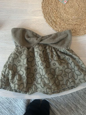 Zara topp  - Supersöt grön tröja som liknar den från Zara. 