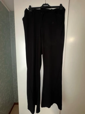 Sköna byxor från Lindex  - Byxor från Lindex i storlek 2XL. Lite använt. Sitter gummiband vid höften då den ska kunna anpassas efter höft och mage. Den är lång vid benen.