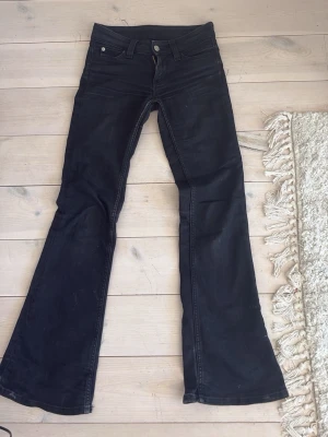 Svarta bootcut jeans från weekday - Svarta byxor från weekday i storlek 24/30😇😇💞