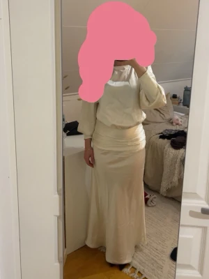Vit långklänning i satin - Vit satin klänning från Gina tricot. I storlek 38. Erbjud gärna andra priser. Endast andvänd en gång. Gina är inte top kvalité den va köpt redan knottrig men inget märkbart vid andvändning tycker jag❤️