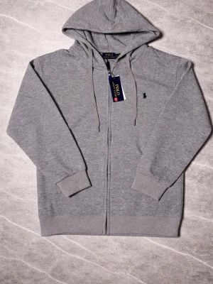 ralph lauren zip - Helt ny polo ralph lauren zip hoodie med prislapp på. aldrig använd så den har inga defekter! storlek S hade sagt att den passar någon mellan 170-180cm ungefär. redo för pris diskutioner👍 skriv gärna om ni har bud eller andra frågor.