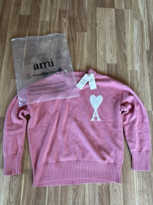 Ami Paris tröja  - Helt ny toppskick. Aldrig använd. Kvaliten är toppskick. Väldigt skön och fin tröja.