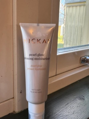 Hickap Pearl Glow Primer - Ny och oöppnad!Hickap Pearl Glow Priming Moisturizer är en primer i en skimrande pärlvit tub med guldtext. Den ger lyster och återfuktar huden, perfekt som bas innan smink. Produkten är vegansk och passar alla hudtyper.