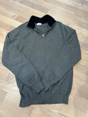 Grå halvzip tröja John Henric - Snygg grå tröja från John Henric med halvzip och svart krage. Tröjan har långa ärmar, ribbade muddar och en klassisk passform. Perfekt för lager på lager och enkel att matcha med jeans eller chinos. Hör av er gällande frågor eller funderingar ‼️