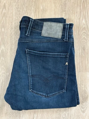 Replay Anbass Jeans - Replay Anbass Jeans Storlek: W33 L34 Färg: Navy Skick: 8/10 Nypris: 150 € Jag skickar inom 24 timmar!