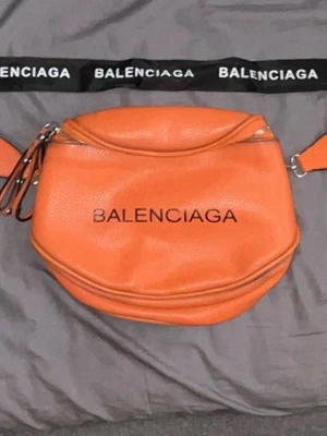 Orange axel väska  - Fin axel väska ganska använd de därför den är på ett låg pris
