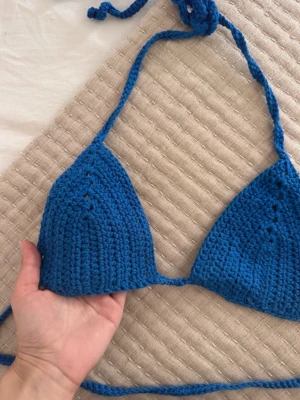 Egenvirkad topp - Blå egenvirkad topp med band man knyter själv. Ej använd💙