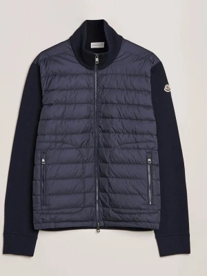 Moncler cardigan - Kvitto finns‼️Säljer nu min riktigt feta moncler cardigan i fint skick. Perfekt nu till våren om du söker en fet cardigan som passar till allt. Inga skavanker, endast solblekt därav priset. Storlek L sitter mer som M. Tveka inte på att höra av dig vid frågor! Pris ej hugget i sten