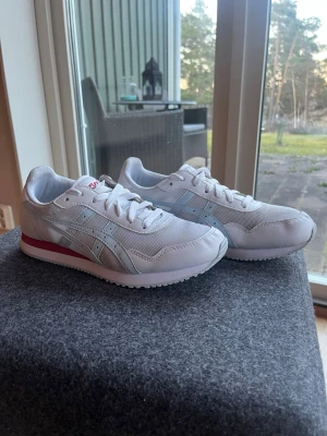Asisc Tiger Runner - Säljer nu dessa snygga Asisc Tiger Runners, otrolig skön sko som man både kombineras med träning och till vardags. Väldigt bra skick fortfarande så mycket kvar att ge!  Storlek 39,5  Tveka inte att höra er vid minsta fundering!