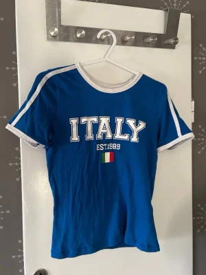 Blå Italy topp med vita detaljer - Knappt andvänd 