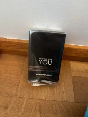  Stronger With You parfym - Emporio Armani Stronger With You är en parfym i en elegant svart rektangulär kartong med stilren design och silverdetaljer. Förpackningen är tillverkad av kartong och plast. Doften är modern och passar dig som gillar exklusiva och trendiga parfymer.