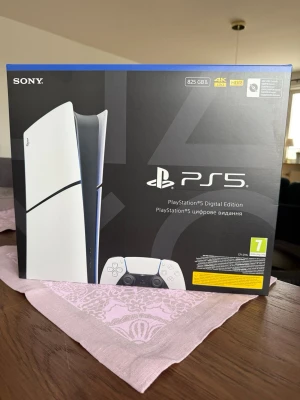 PlayStation 5 Digital Edition 825GB - Helt ny, köpt för 7500. Kan skxikas eller mötas upp 💓