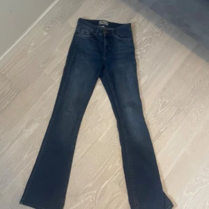 Only bootcut jeans  - Säljer då den inte passar mig. Snygga och passar till allt. Storlek s/32 . Nypris 599
