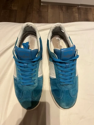 Valentino flycrew  - Ett par riktigt feta valentino flycrew 🔵 i storlek 42,5 men passar 42/41  Skorna är i bra skick 😀 och har inga särskilda defekter. Skorna 👟 är perfekta året runt. Hör av dig om du är intresserad eller har nån fundering kring skorna 🤩