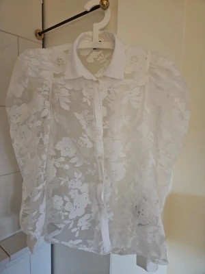 Blus/skjorta - Blus från gina tricot, använd en gång! 