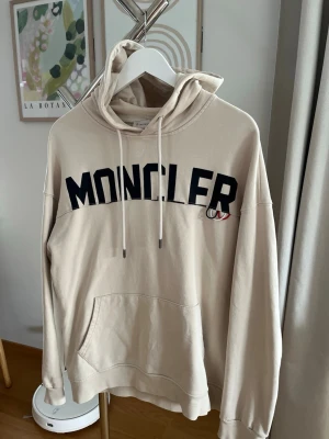 Moncler Hoodie - Moncler hoodie/ kofta. Skicka: 8/10. Passar dig runt 180cm och cirka 70kg. OBS! Ej orginal 