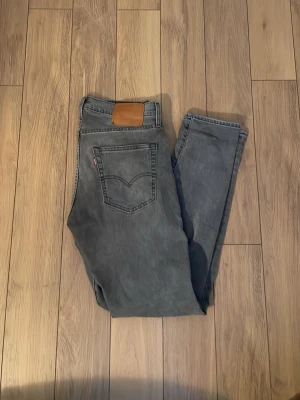 Levis 512 - Säljer mina gråa Levis 512 då de blivit för små. Jeansen är av mycket tåligt material och är därför fortfarande i mycket bra skick.