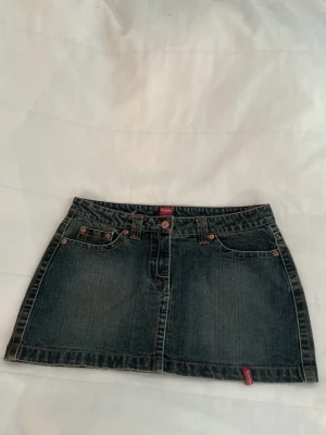 Mörkblå jeanskjol - Säljer en mörkblå jeanskjol från Koola anna från 2000-talet