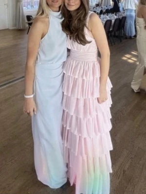 Ljusblå Balklänning  - Jätte fin ljusblå balklänning med halterneck och öppen rygg. Klänningen är i satin och har ett jätte fint sick. Passformen är jätte bra och bra i längden! 