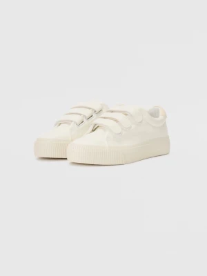 Vita sneakers med kardborre från Even&Odd - Stilrena vita sneakers från Even&Odd med tre breda kardborreband och en chunky sula i gummi. Ovandelen är i slätt material och designen är minimalistisk och clean, perfekt sko för alla tillfällen. Storlek 36 men väldigt stor i storlek. Känns som storlek 37-38. 