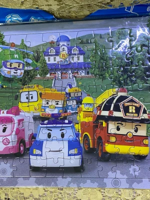 Färgglatt barnpussel med bilar i 96 bitar  - Säljer ett färgglatt pussel med motiv från barnserien Robocar Poli. Pusslet visar flera tecknade räddningsfordon som polisbil, brandbil, ambulans och helikopter i olika färger som blå, röd, gul, grön och rosa. Perfekt för dig som gillar fordon och pussel! 85kr/st