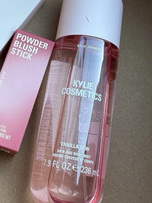 Bodymist Kylie jenner  - Helt ny oanvänd har endast sprayat en gång för att lukta. Säljer den då jag beställt fel doft  (OBS! Säljer endast parfymen inte blushen som är på bilen)