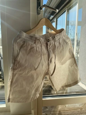 Linneshorts - Shorts i linne från Lindbergh i storlek XS