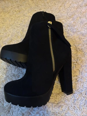 Svarta stövletter med hög klack - Från skopunkten i storlek 37 