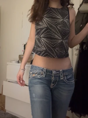 Glittrig tröja  - Tröjan är glittrig och passar väldigt bra till partyyyy vibeesss speciellt om man är en silver tjej ;) 