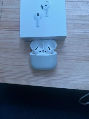Apple AirPods Pro trådlösa hörlurar - Säljer ett par vita Apple AirPods Pro med laddningsetui. Hörlurarna har en stilren och kompakt design med silikonproppar för bättre passform. Perfekta för musik, samtal och träning. Levereras med originalförpackning.