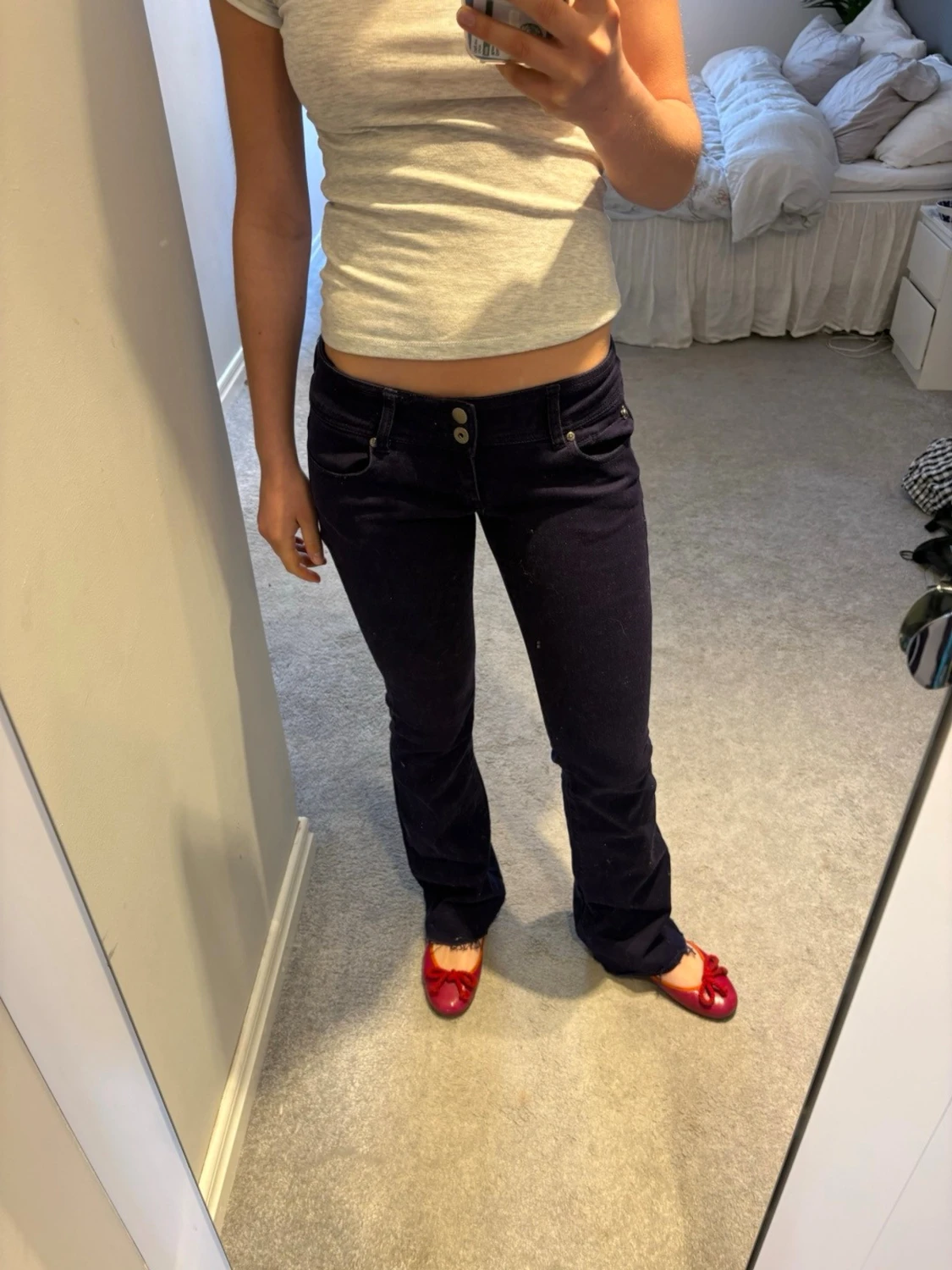 Mörklila bootcut jeans med dubbla knappar - 1