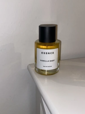Essnce vanilla baby 50ml parfym - Essnce vanilla baby edp 50ml. Använd, se på bilderna hur mycket som är kvar.