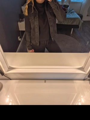 Svart jeansjacka - Svart jeansjacka med knappar och fickor❣️ Normal i storlek, inga tecken på användning! Ny pris 499!!.