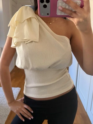 Cremevit Oneshoulder topp  - Använd 1 gång! 