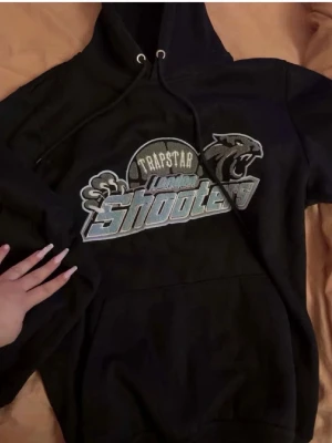 Trapstar London Shooters hoodie svart - Säljer en svart hoodie från Trapstar ‼️PRIS KAN DISKUTERAS ‼️