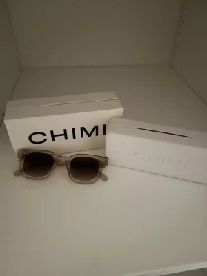 Chimi glasögon 04 ecru - Solglasögon från chimi i model 04 färg ecru. Super snygga och kommer med allt från orginalförpackningen. Mycket bra skick ❣️❣️❣️