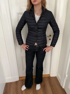 Moncler blå dunjacka - Marinblå Moncler ”Longue Saison”. Figurnära passform och hög krage. Jackan är tunn, har diskreta horisontella sömmar och stängs med 3 knappar framtill (2 original). Koden för äkthetsbeviset finns kvar (skickar video vid intresse). Storlek 1 motsvarar Small. Säljer då den är något för liten, jag (på bilden) är 179 cm lång.