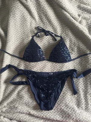 Calzedonia bikini - Jättesnygg bikini från Calzedonia, finns några lösa trådar. Passar storlek S-M