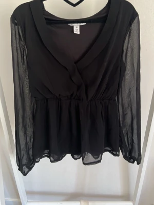 Svart blus  - En svart omlott blus