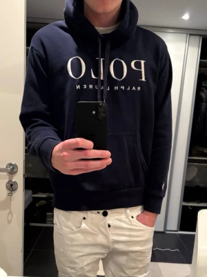 Polo Ralph lauren hoodie  - Mörkblå ralph lauren hoodie säljes i mycket bra skick. Inga deflekter eller sånt. Storlek M