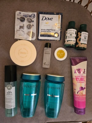 Skönhetspaket med hårvård och hudvård - Ett blandat skönhetspaket med hårvårdsprodukter som Kerastase schampo, Dove HYA+Peptide Intense Repair hårmask och hårolja, Aussie curl cream, Maria Nila arganolja, The Body Shop shea schampo & balsam, gunry hudkräm och småprover. Perfekt för dig som vill testa olika märken och produkter. Blandat skick, se bilder för mängd kvar av öppnade produkter (resterande är oöppnade eller endast testade)