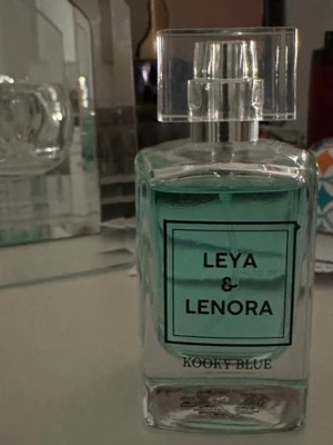 Parfym - Doften är rätt så stark blommig, endast test sprut. 🩷