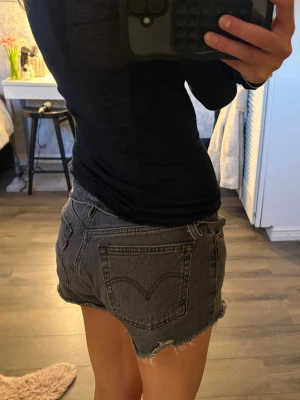 levis shorts  - högmidjade men går att vika ner som jag gjort på bilden så de blir lågmidjade 