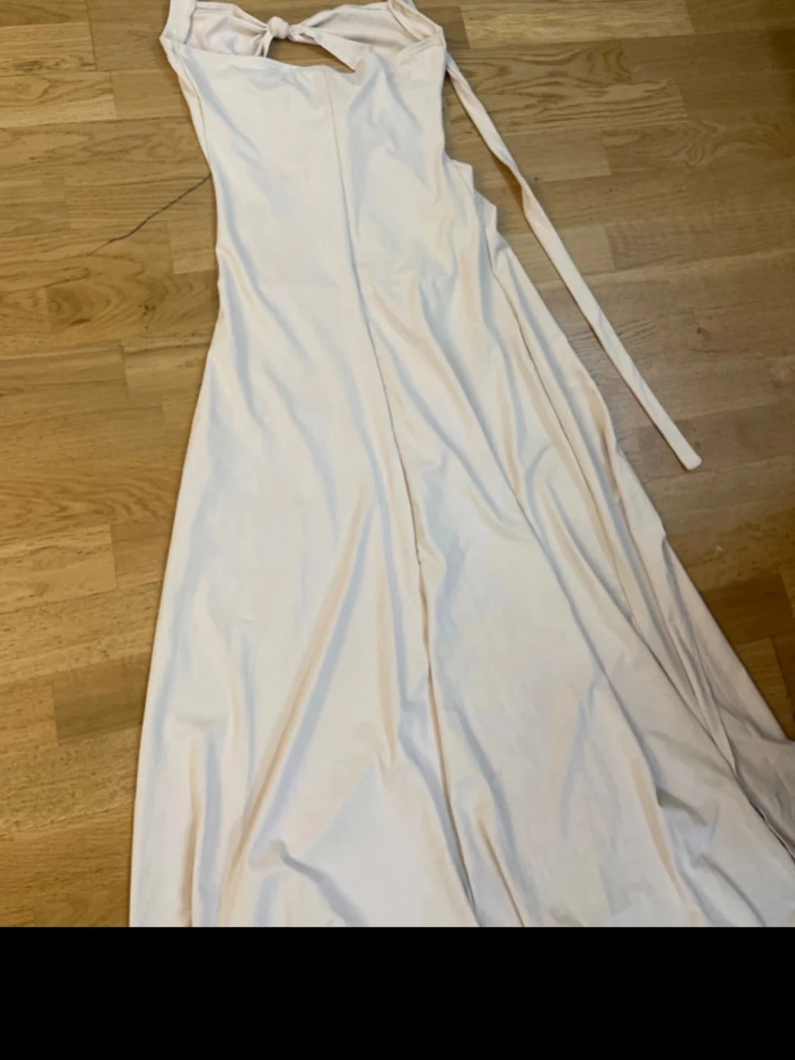 Ljus långklänning med knyt och slits - 5