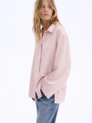 Stilren puderrosa skjorta i satinliknande viskos  - Elegant oversized skjorta i en tunn och mjuk viskos med vacker satinliknande finish. Den puderrosa nyansen ger ett feminint och sofistikerat uttryck . Designen är minimalistisk med diskreta, gömda knappar framtill och en klassisk krage. De breda, generösa ärmarna ger en modern siluett och en avslappnad, lyxig känsla. Perfekt att bära instoppad i jeans för en avslappnad look eller tillsammans med kostymbyxor för en mer elegant stil. 💗  https://www2.hm.com/en_hk/productpage.1321205001.html