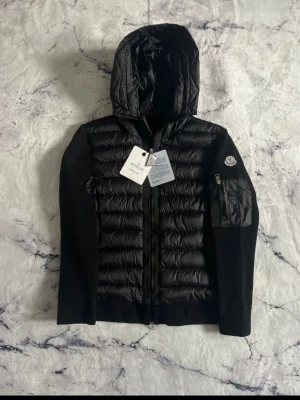 Monclerr cardigan jacka ny - Jackan är helt oanvänd i nyskick som på bilden, etiketterna sitter fortfarande kvar.  Inga problem alls, helt felfri jacka. Perfekt för vintern och sommaren. Rökfritt och djurfritt hem Skickas samma dag som köpet  Behöver rensa garderoben och hoppas att någon annan kan få lika mycket glädje av denna fantastiska jacka.                       Finns i storlekar S,M,L