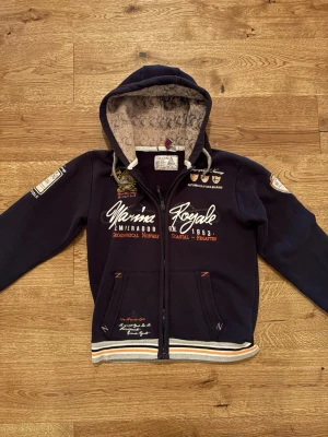 Vintage kofta - Snygg vintage hoodie från geography norway som är väldigt sällsynt hoodien är i använt skick men jag tycker att det passar stilen bra